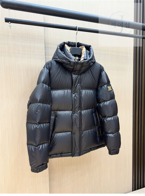 버버리 24FW 로고 패치 숏 패딩 다운 자켓 - 상세 이미지