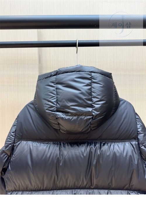 버버리 24FW 로고 패치 숏 패딩 다운 자켓 - 상세 이미지