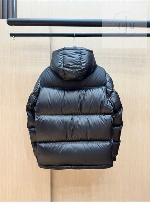 버버리 24FW 로고 패치 숏 패딩 다운 자켓 - 상세 이미지