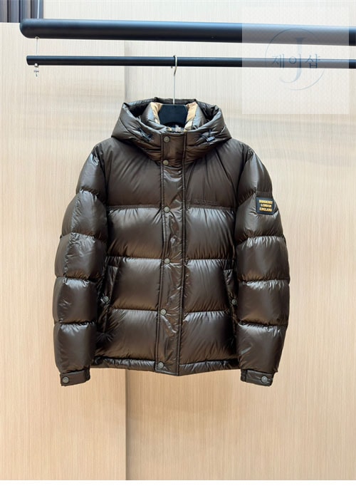 버버리 24FW 로고 패치 숏 패딩 다운 자켓 - 상세 이미지