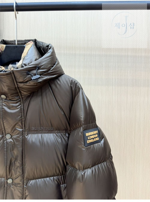 버버리 24FW 로고 패치 숏 패딩 다운 자켓 - 상세 이미지