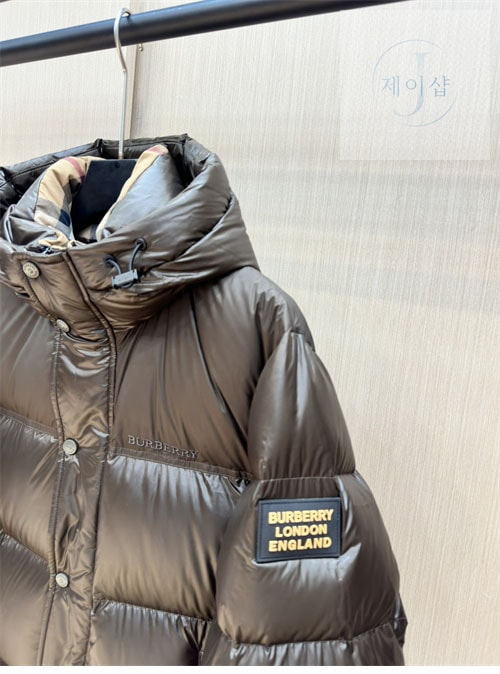 버버리 24FW 로고 패치 숏 패딩 다운 자켓 - 상세 이미지