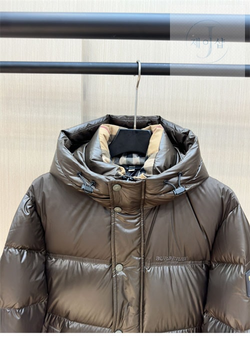 버버리 24FW 로고 패치 숏 패딩 다운 자켓 - 상세 이미지