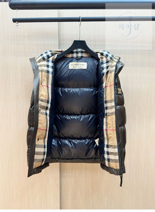 버버리 24FW 로고 패치 숏 패딩 다운 자켓 - 상세 이미지