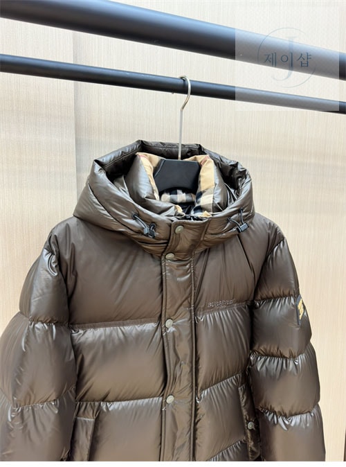 버버리 24FW 로고 패치 숏 패딩 다운 자켓 - 상세 이미지