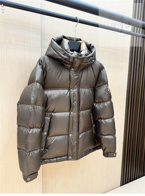 버버리 24FW 로고 패치 숏 패딩 다운 자켓 - 상세 이미지