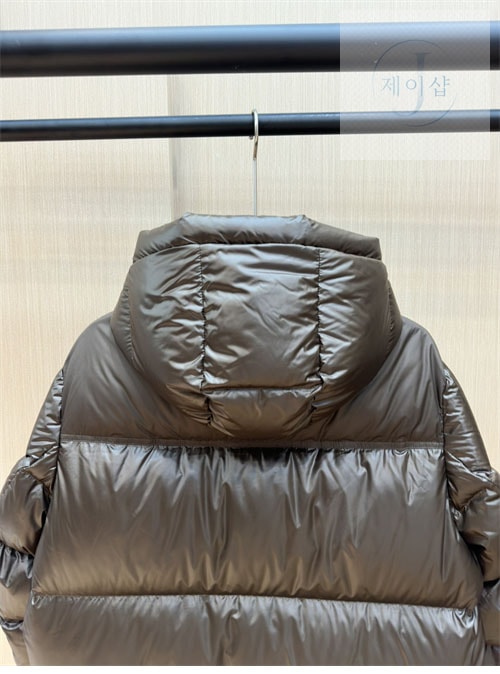 버버리 24FW 로고 패치 숏 패딩 다운 자켓 - 상세 이미지