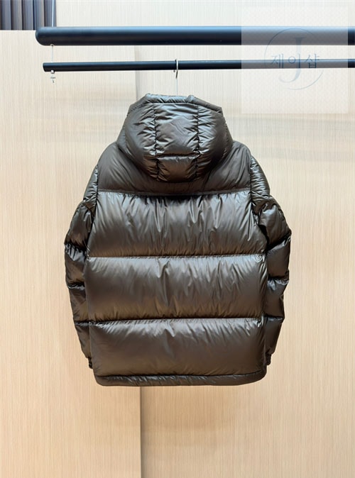 버버리 24FW 로고 패치 숏 패딩 다운 자켓 - 상세 이미지