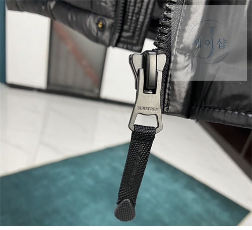 버버리 패치 클래식 푸퍼 다운 패딩 자켓 - 상세 이미지