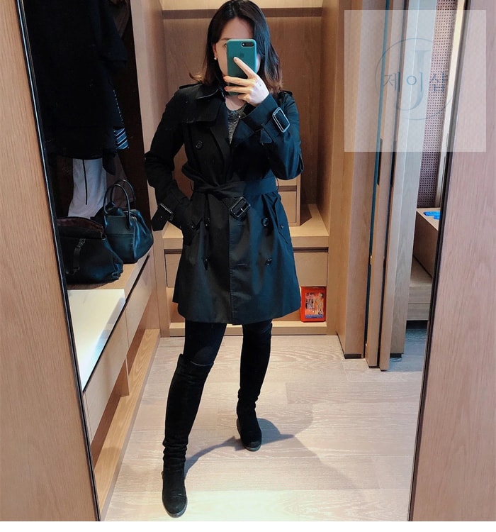 버버리 해리티지 여성용 숏 뉴 켄징턴 트렌치코트 블랙 - 상세 이미지