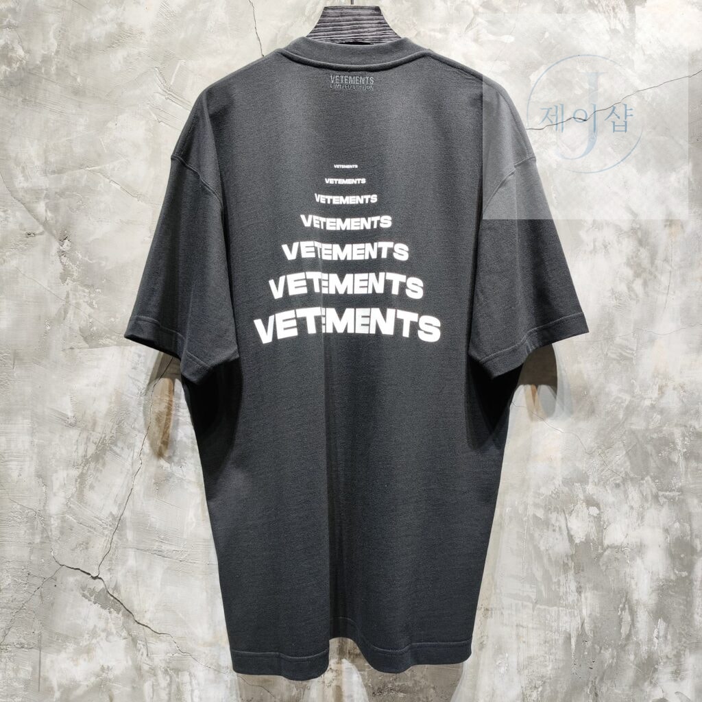 베트멍 24SS PYRAMID 로고 반팔 티셔츠 블랙 - 상세 이미지