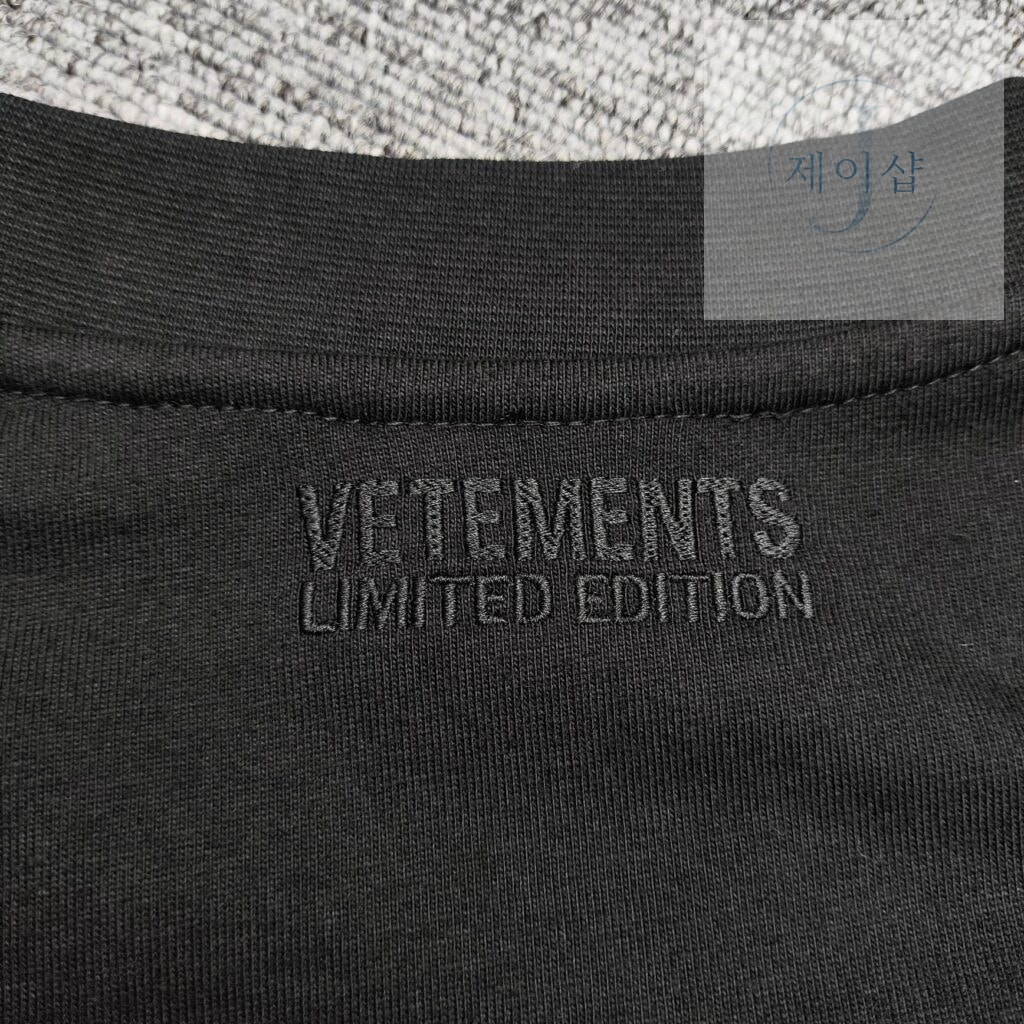 베트멍 24SS PYRAMID 로고 반팔 티셔츠 블랙 - 상세 이미지