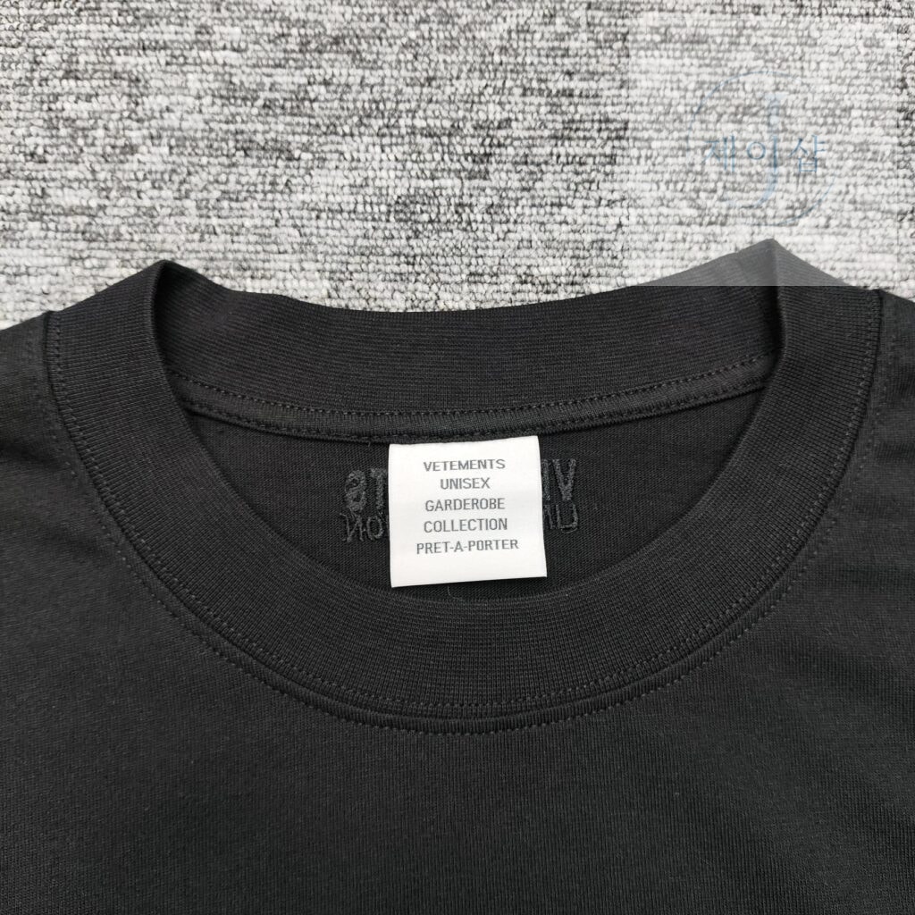 베트멍 24SS PYRAMID 로고 반팔 티셔츠 블랙 - 상세 이미지