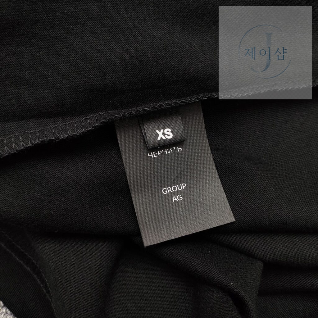 베트멍 24SS PYRAMID 로고 반팔 티셔츠 블랙 - 상세 이미지