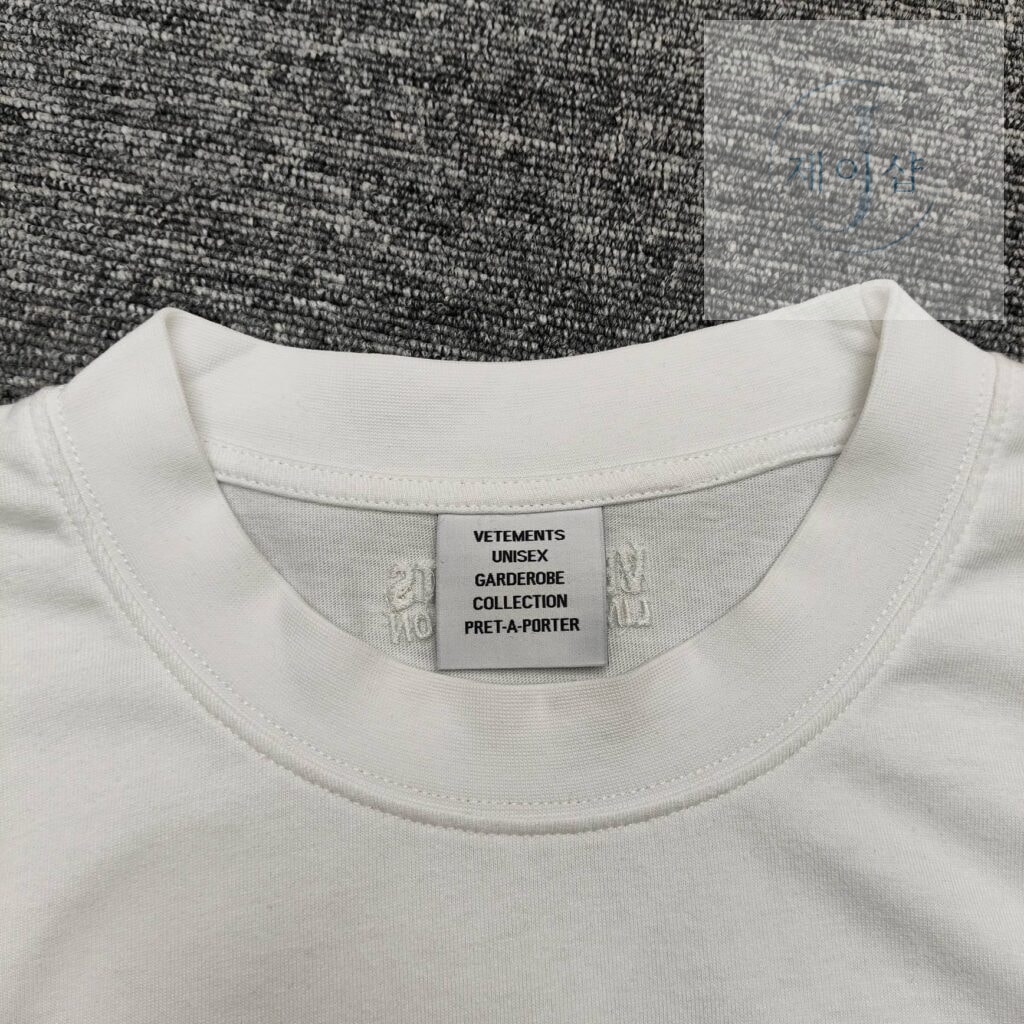 베트멍 24SS PYRAMID 로고 반팔 티셔츠 화이트 - 상세 이미지