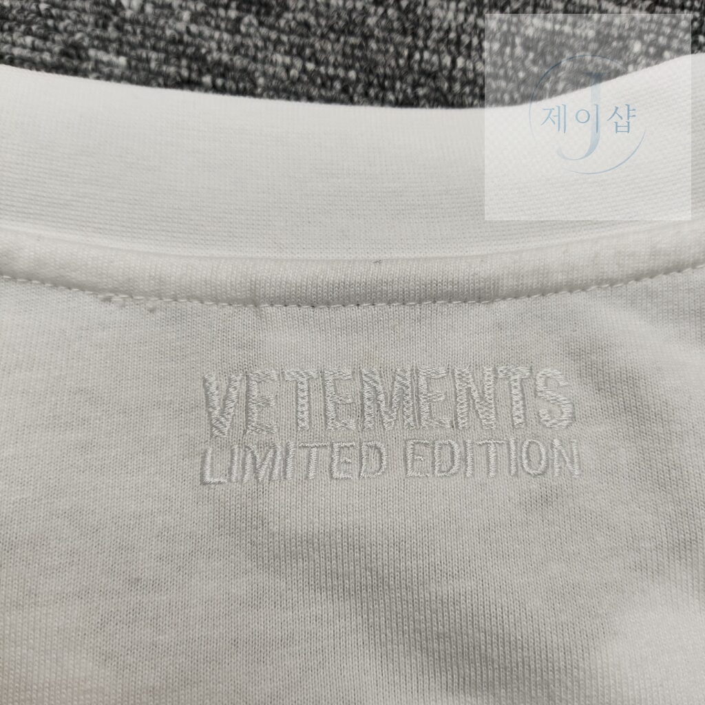베트멍 24SS PYRAMID 로고 반팔 티셔츠 화이트 - 상세 이미지