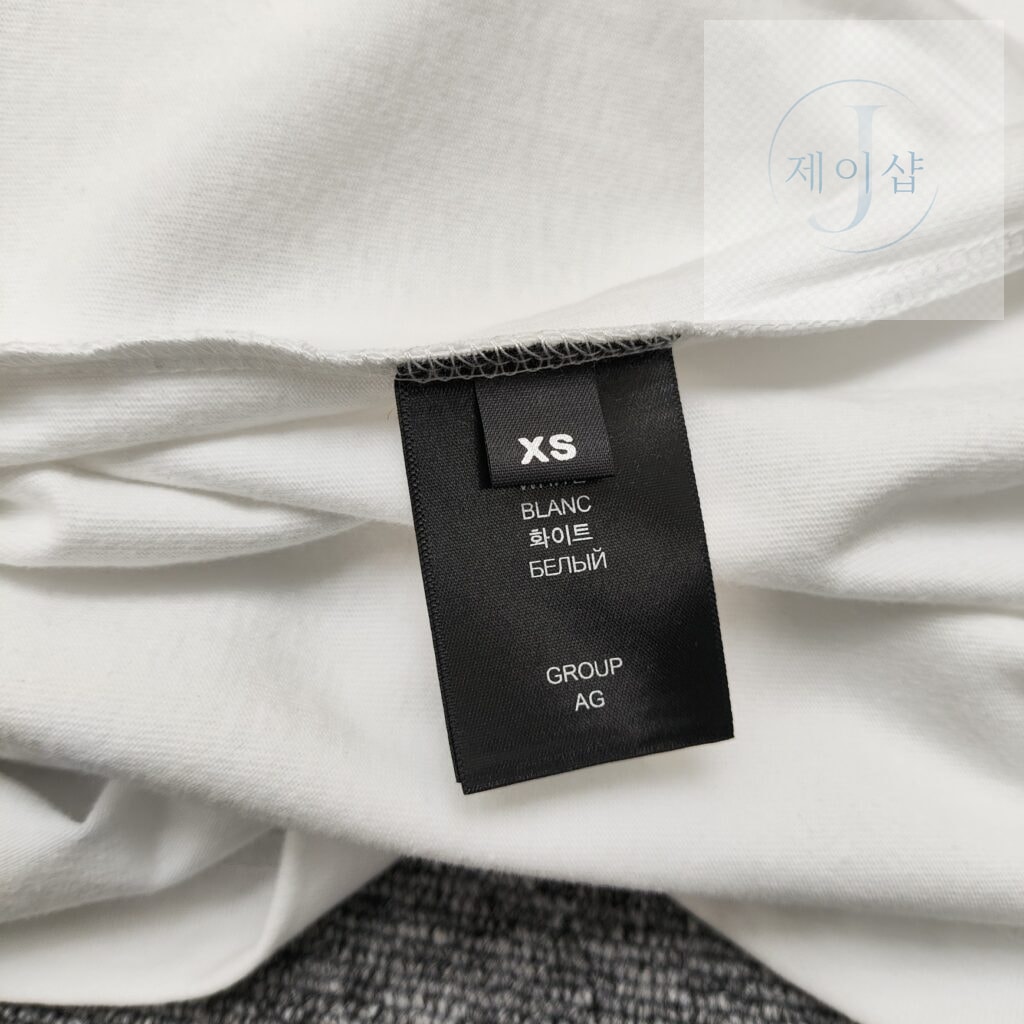 베트멍 24SS PYRAMID 로고 반팔 티셔츠 화이트 - 상세 이미지