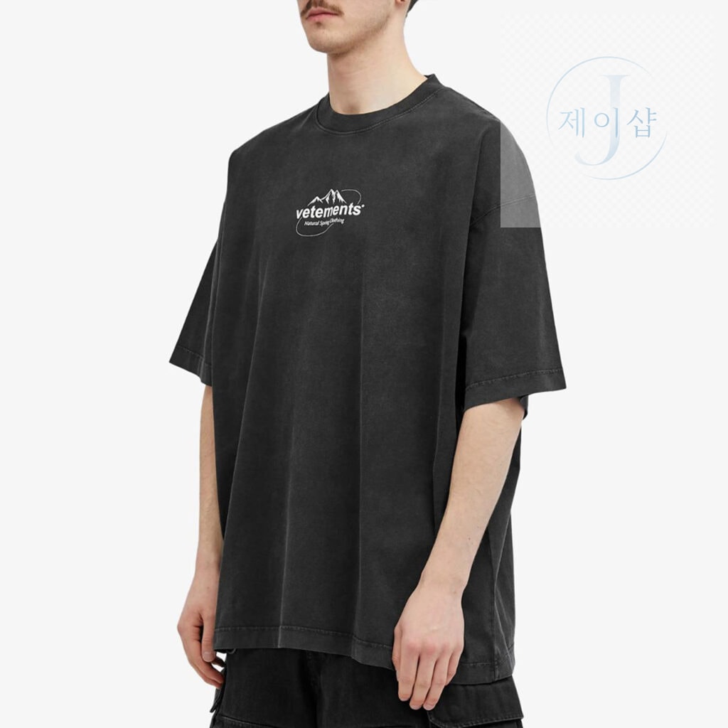 베트멍 24SS SPRING WATER 로고 반팔 티셔츠 블랙 - 상세 이미지