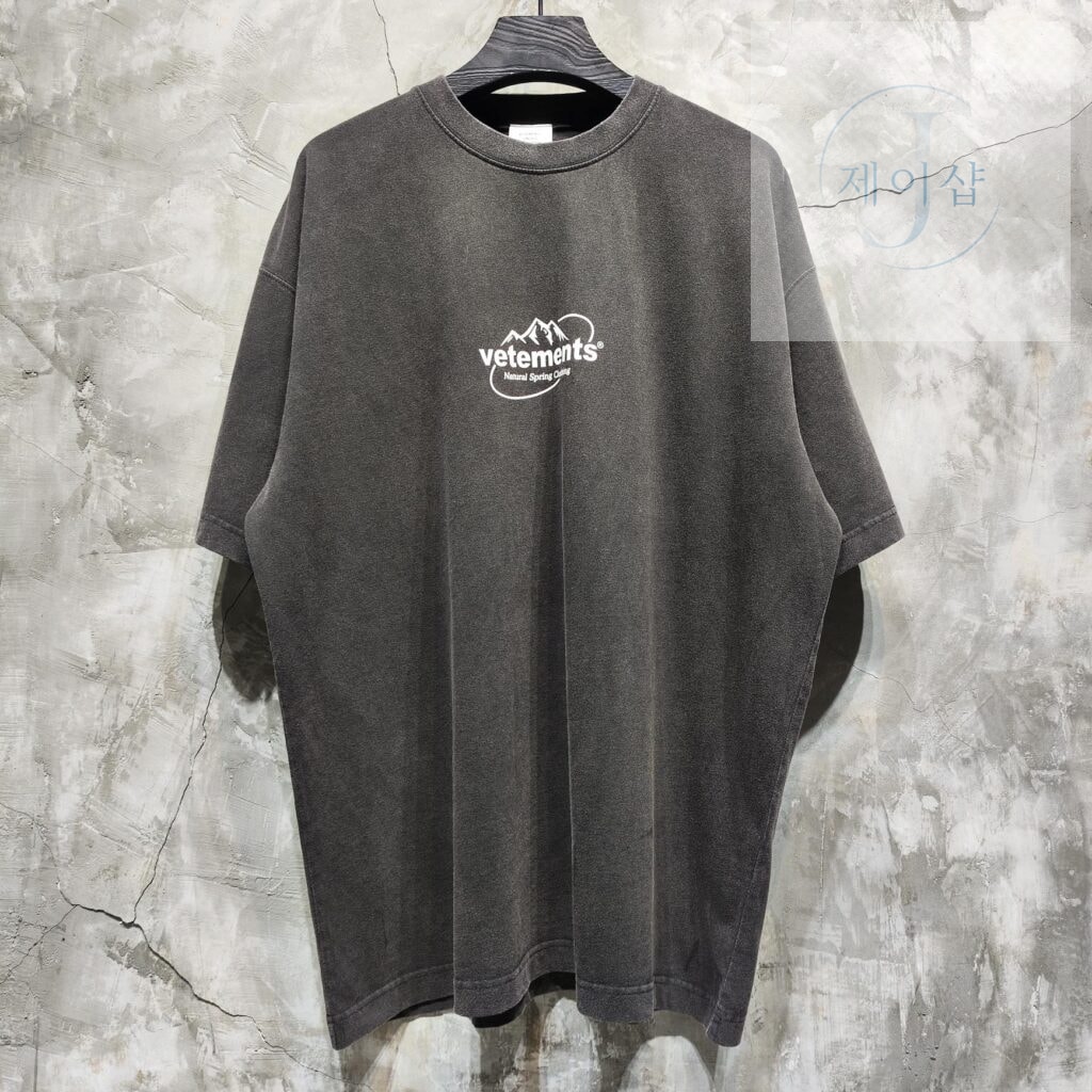 베트멍 24SS SPRING WATER 로고 반팔 티셔츠 블랙 - 상세 이미지