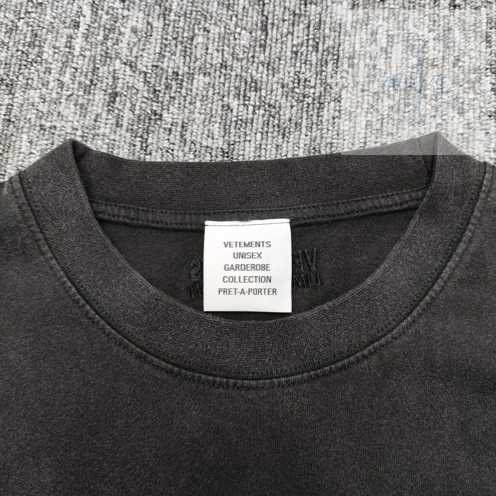 베트멍 24SS SPRING WATER 로고 반팔 티셔츠 블랙 - 상세 이미지