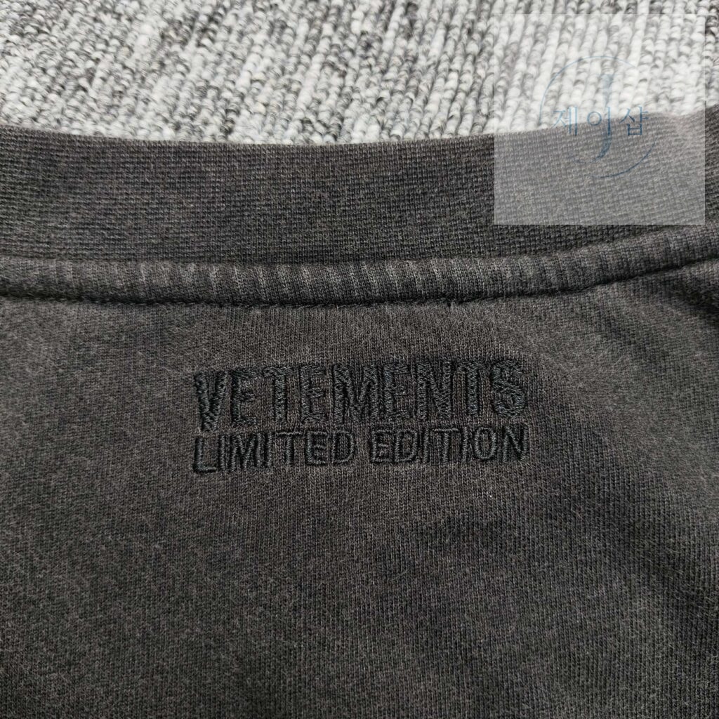 베트멍 24SS SPRING WATER 로고 반팔 티셔츠 블랙 - 상세 이미지