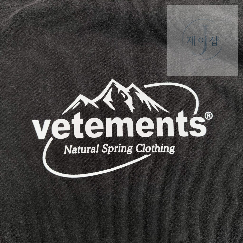 베트멍 24SS SPRING WATER 로고 반팔 티셔츠 블랙 - 상세 이미지