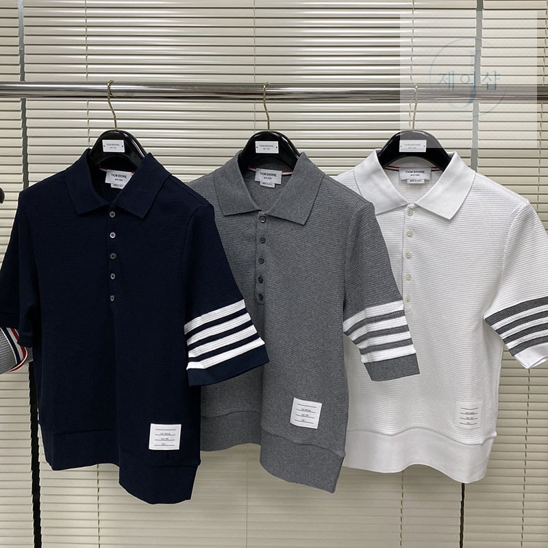 톰브라운 24SS 클래식 피케 4-BAR 반팔 사선완장 폴로티