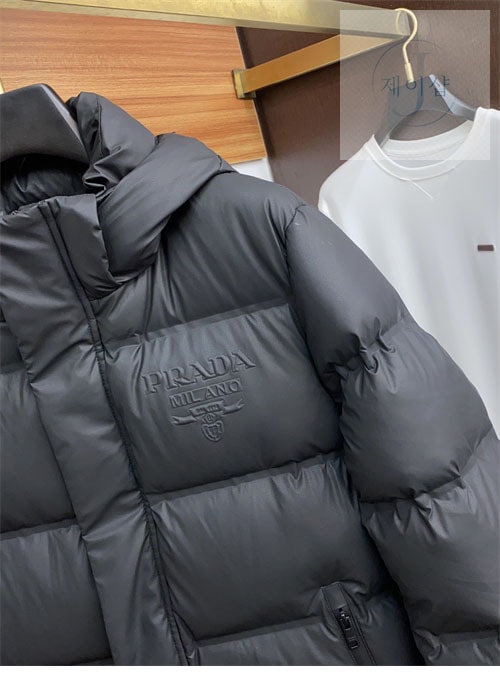 프라다 24FW 로고 패딩 자켓 - 상세 이미지