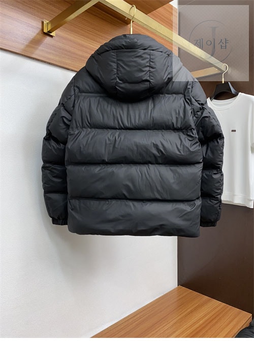 프라다 24FW 로고 패딩 자켓 - 상세 이미지