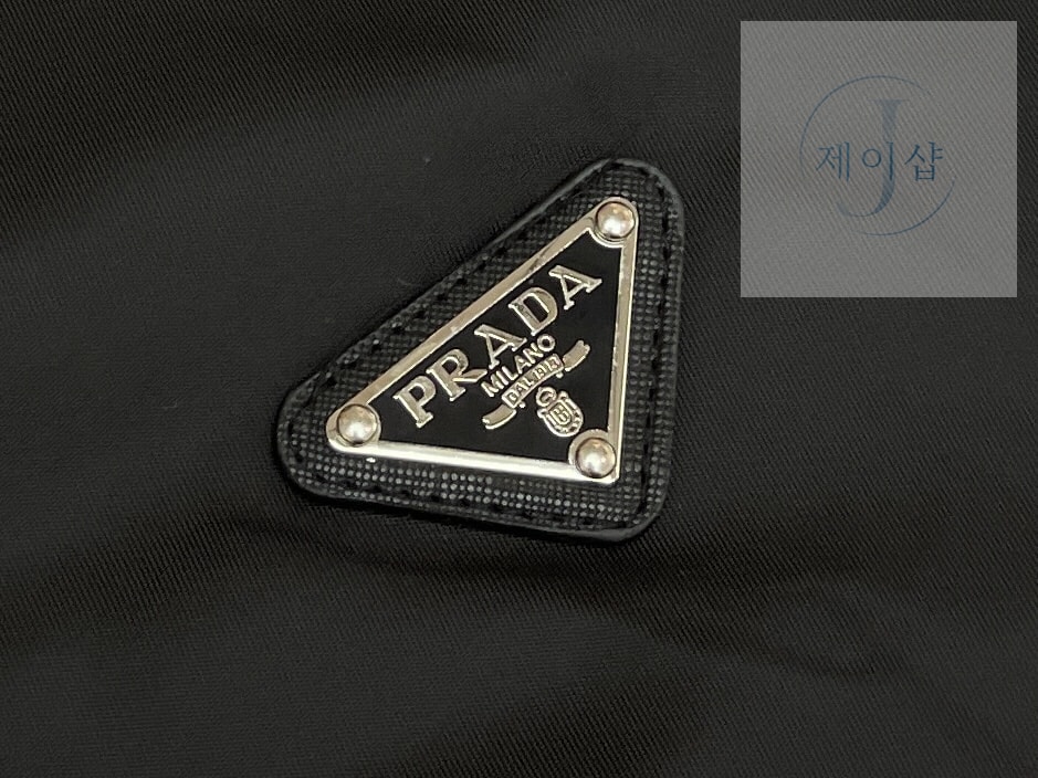 프라다 24 리나일론 사피아노 스틸 와펜 반팔 폴로 카라 티셔츠 - 상세 이미지