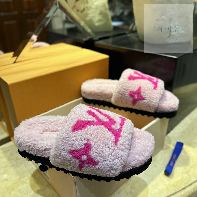Louis Vuitton 루이비통 파세오 플랫뮬 컴포트 뮬 로고 양털 시어링 슬리퍼 핑크/블랙 - 제이샵