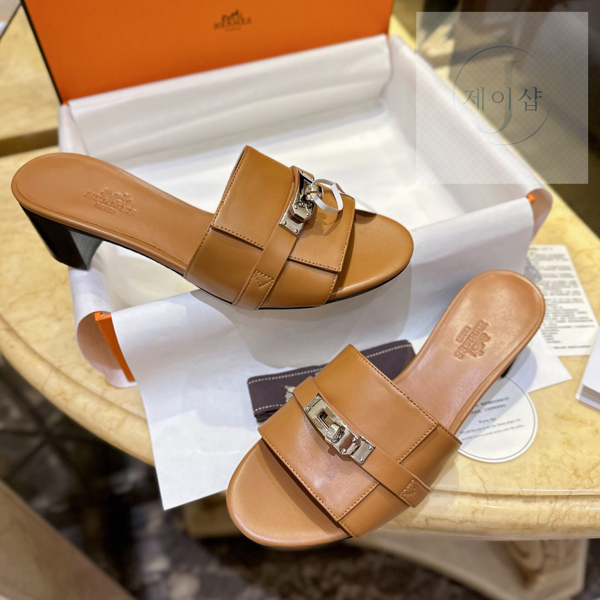 Hermes 에르메스 우먼 브라운 GIGI 켈리 뮬 샌들 “35SIZE – 41SIZE” - 제이샵