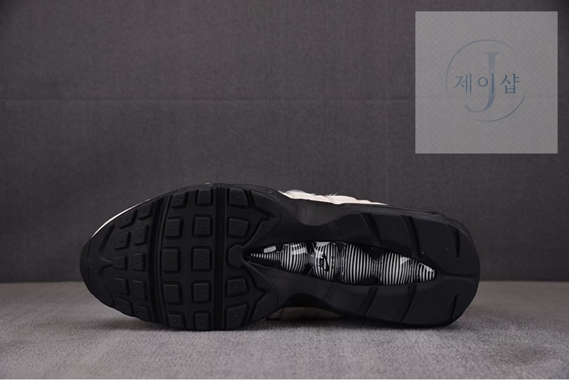 나이키 x 꼼데가르송 에어맥스 95 블랙 그레이 CU8406-101 - 상세 이미지