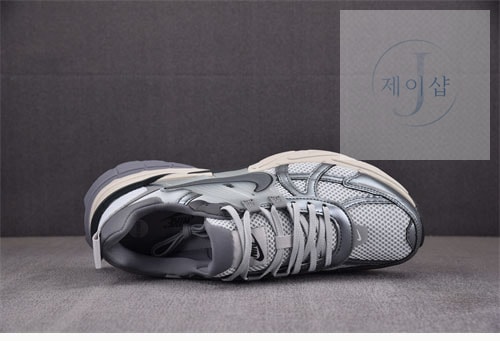 나이키 V2K 런 신발 FD0736-003 - 상세 이미지