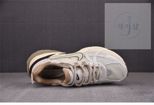 나이키 V2K 런 신발 FD0736-103 - 상세 이미지