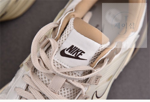나이키 V2K 런 신발 FD0736-103 - 상세 이미지