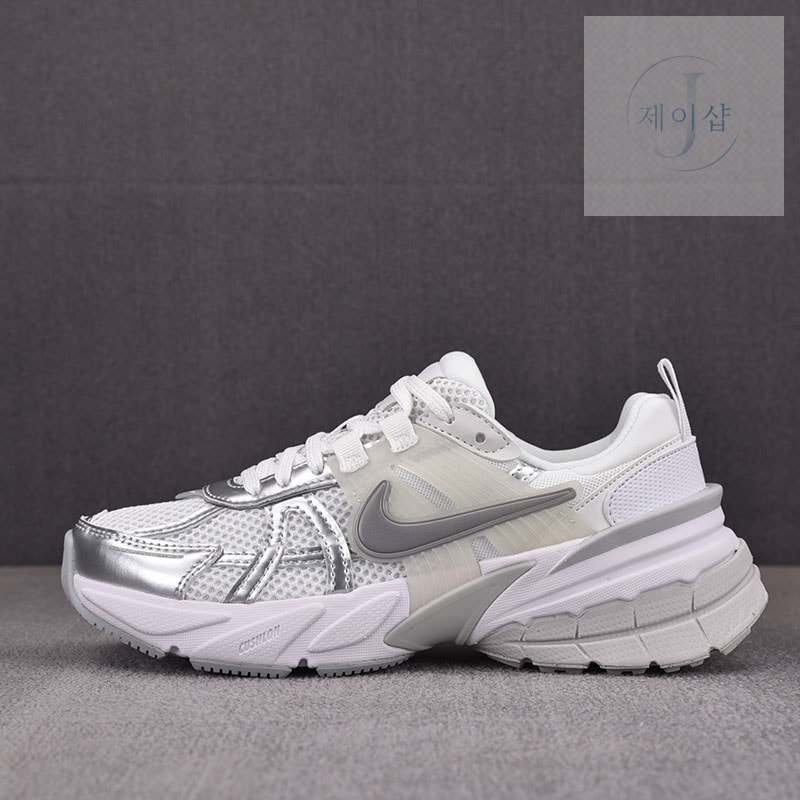 나이키 V2K 런메탈릭 실버/화이트 FD0736-104