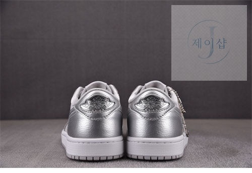 나이키 에어조던1 로우 OG 메탈릭 실버 - 상세 이미지