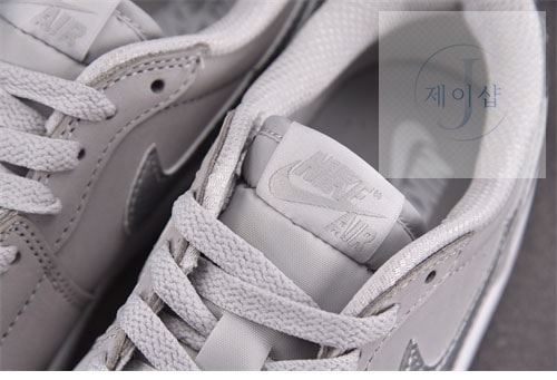 나이키 에어조던1 로우 OG 메탈릭 실버 - 상세 이미지