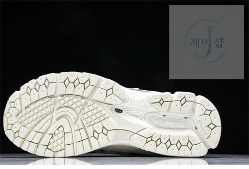 뉴발란스 1906R 폴카 도트 스니커즈 M1906RPC - 상세 이미지