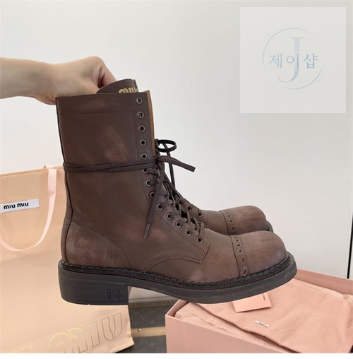 미우미우 24FW 가죽 레이스 부티 - 상세 이미지