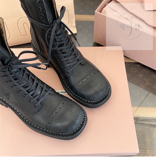 미우미우 24FW 가죽 레이스 부티 - 상세 이미지
