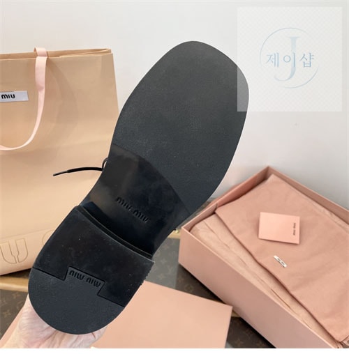 미우미우 24FW 가죽 레이스 부티 - 상세 이미지
