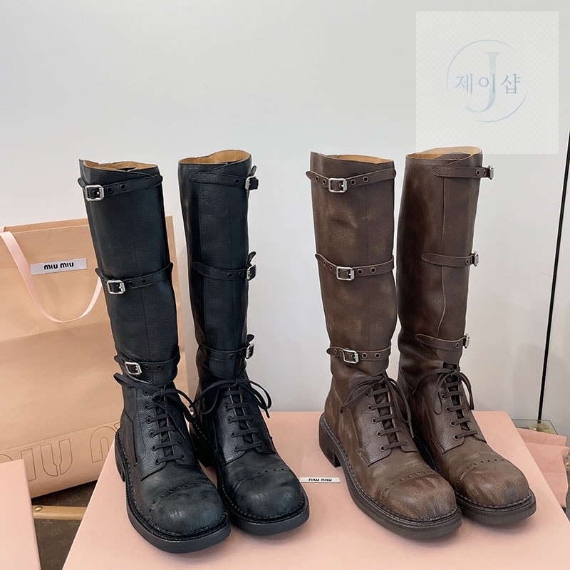 미우미우 24FW 프린트 로고 슈레이스 가죽 부츠