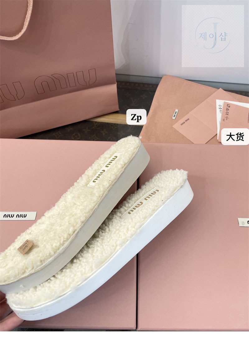미우미우 시어링 어그 부츠 스웨이드