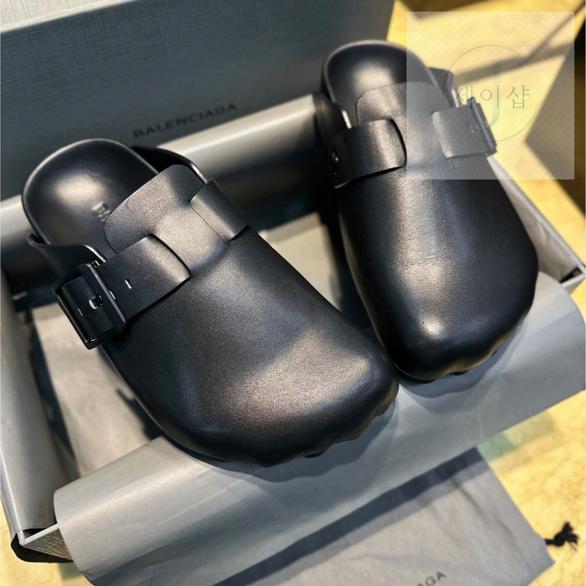 발렌시아가 블랙 매트 카프스킨 맨 썬데이 뮬 “39SIZE – 44SIZE”