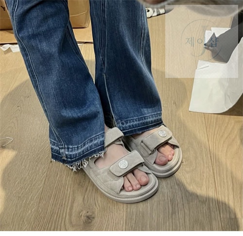 샤넬 22s 벨크로 버튼 로고 스트랩 샌들 - 상세 이미지