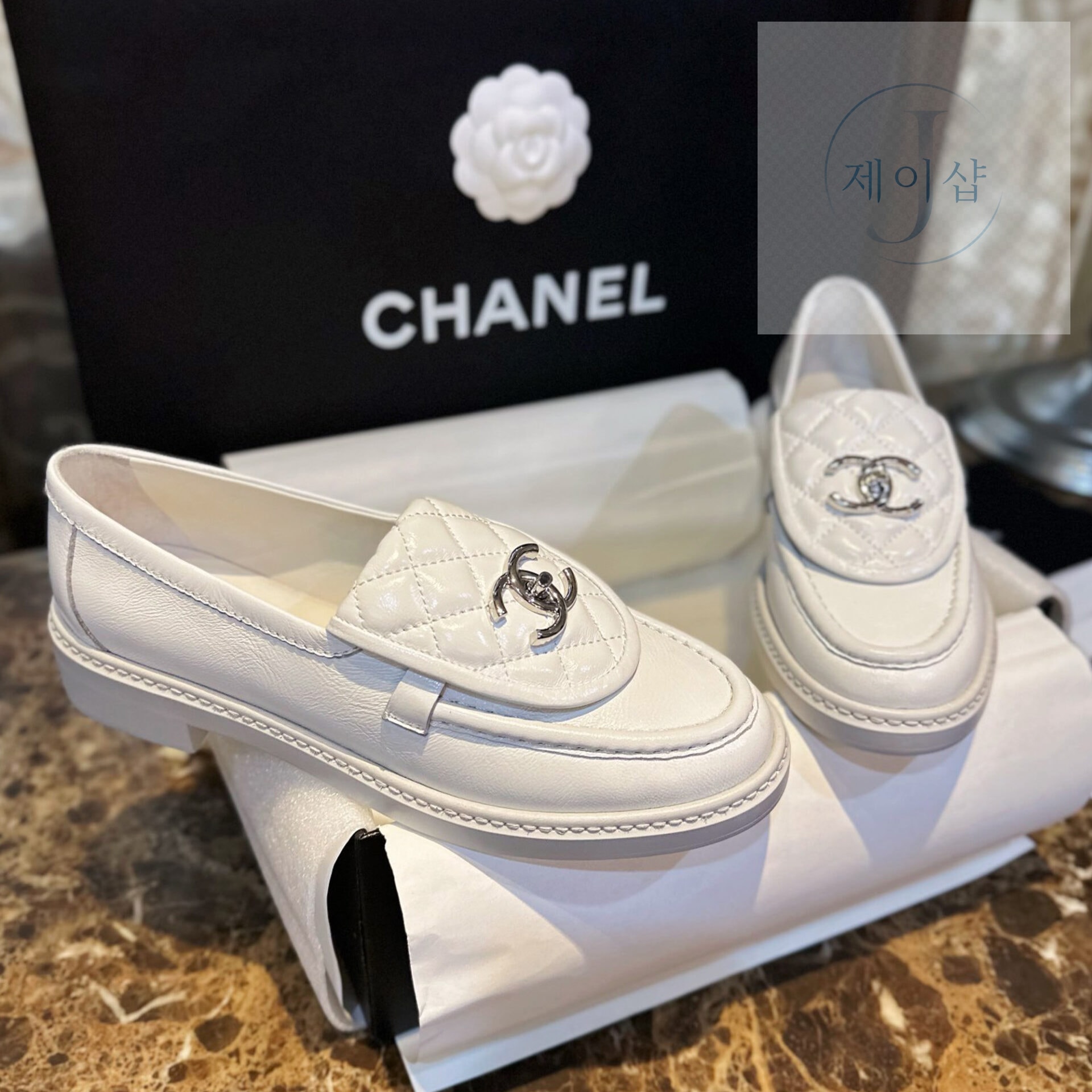 샤넬 24C 화이트 퀼팅 탭 CC로고 로퍼 “35SIZE – 41SIZE”