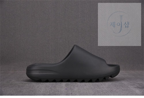 아디다스 이지 슬라이드 “ONYX” Yeezy Slide HQ6448 - 상세 이미지