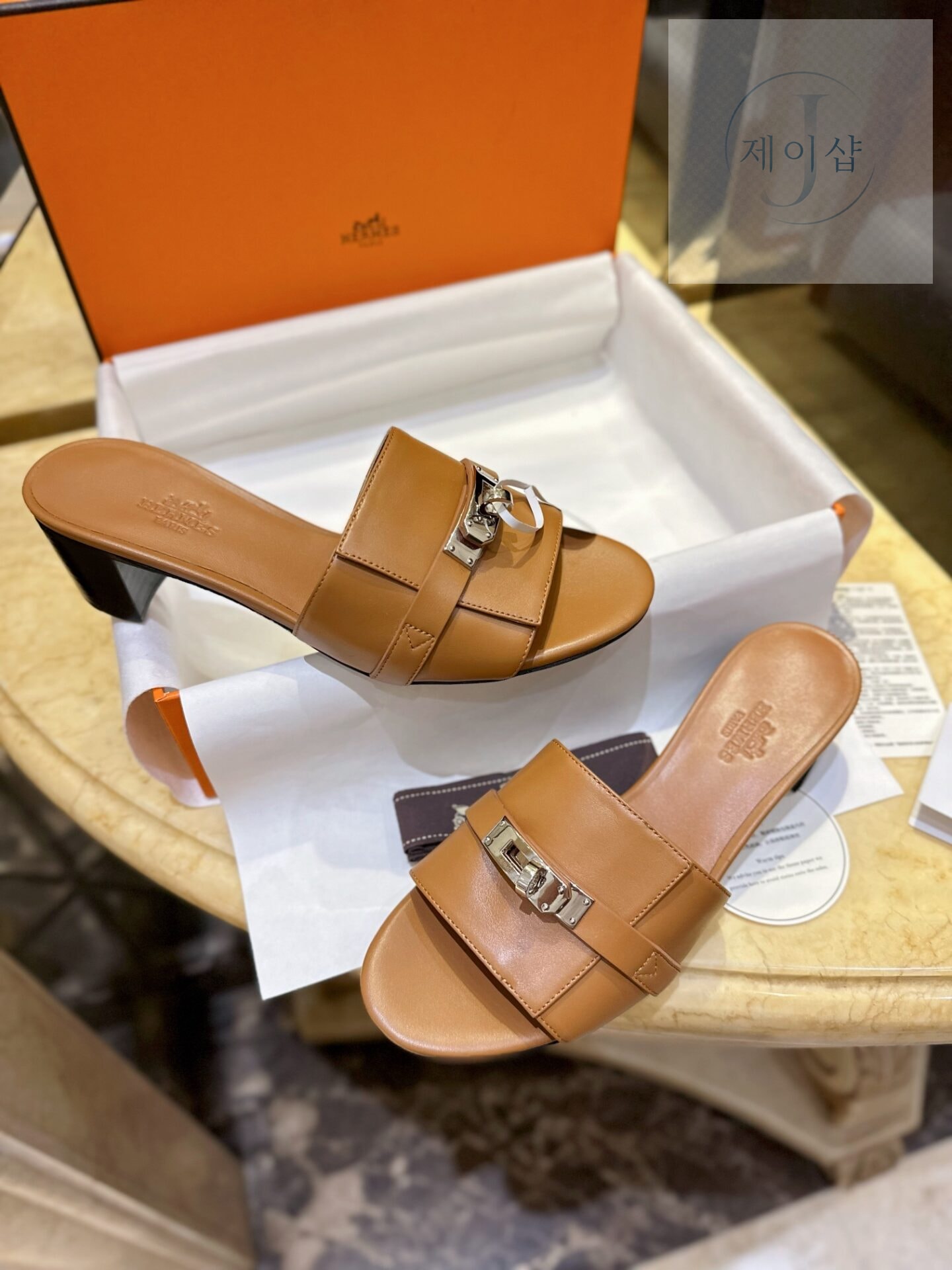에르메스 우먼 브라운 GIGI 켈리 뮬 샌들 “35SIZE – 41SIZE” - 상세 이미지
